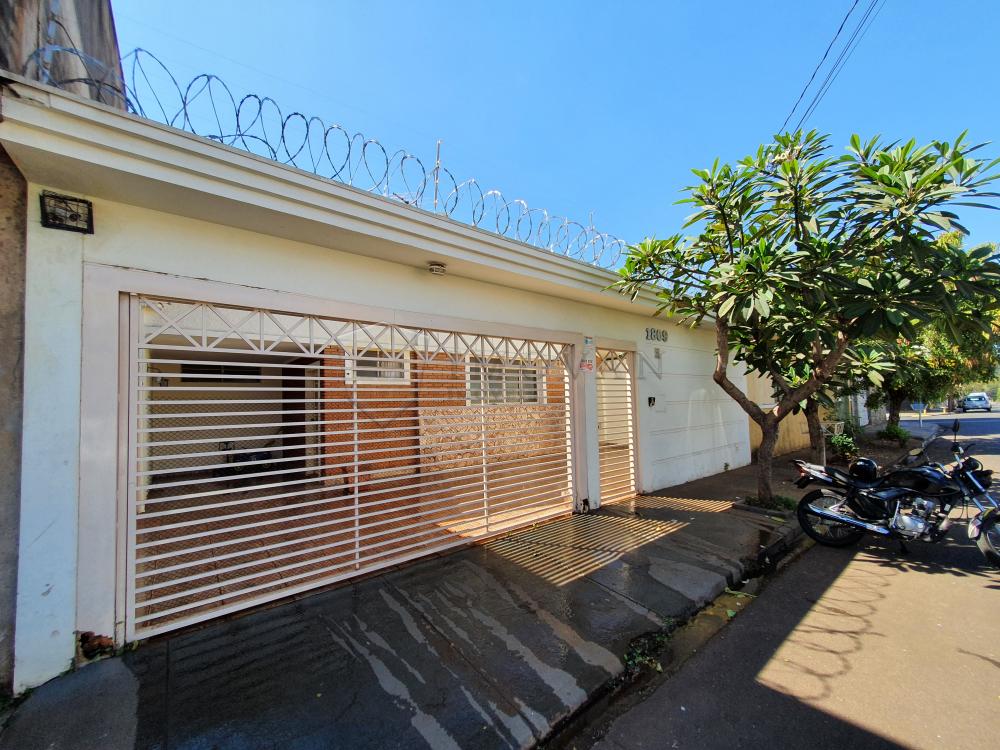 Alugar Casa / Padrão em Ribeirão Preto R$ 1.900,00 - Foto 1